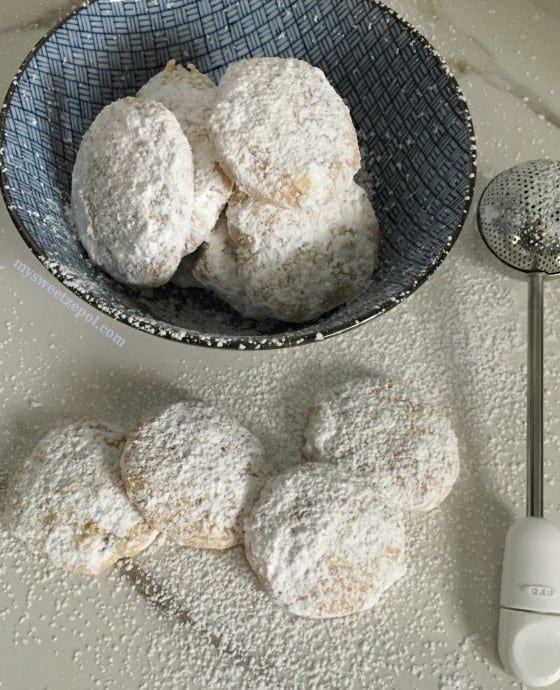 Almond Snow Cookies {#tbt series} / cookies perfect for the Holidays / by My Sweet Zepol