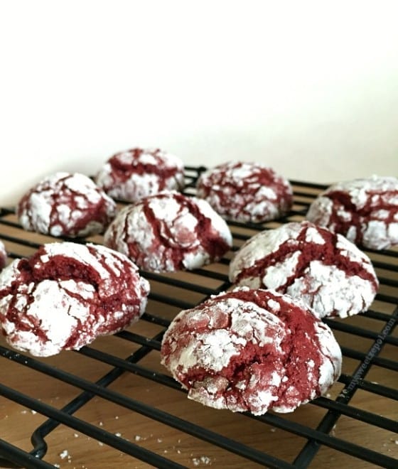 Red Velvet Crinkle Cookies / by My Sweet Zepol / #holidaycookies