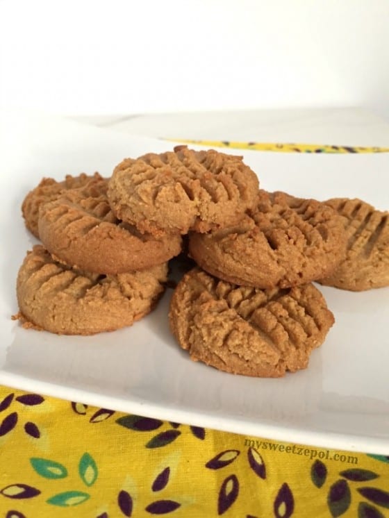 Flourless Peanut Butter Cookies #lowcarb / by My Sweet Zepol 