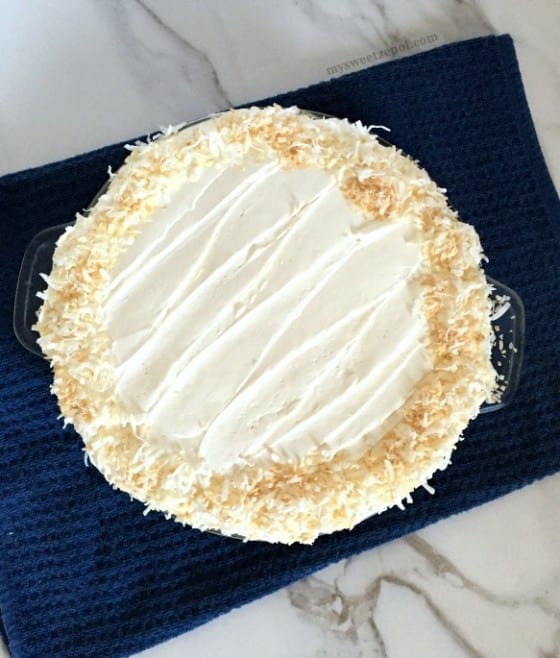 Coconut Cream Pie / smooth and creamy almost no bake coconut cream cheese pie / by My Sweet Zepol #dessert