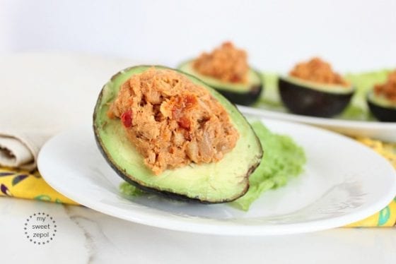 Sriracha Tuna Stuffed Avocados, healthy eating in minutes. Chicken of the sea with sriracha and avocado, find recipe in mysweetzepol.com