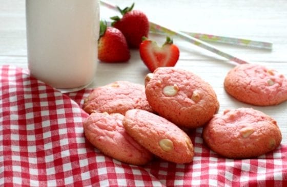 Strawberry and White Chocolate Cake Box Cookies , super easy and super addictive! find the recipe at mysweetzepol.com