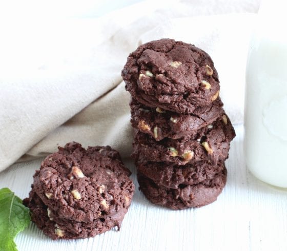 Are you a cookie giver or receiver? I bet you swap cookies during the holidays. Isn't it super fun? Get started in the holiday baking with this super easy chocolate mint cake mix cookie recipe. Find more at mysweetzepol.com #foodblog