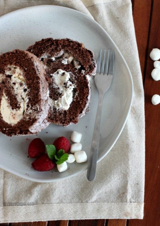 Hot Cocoa Angel Food Cake Roll with fresh raspberries are an amazing combination. Grab the recipe at mysweetzepol.com and treat yourself before the year ends. #cakelove