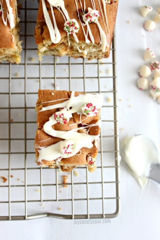 White Chocolate Winter Blondies are the perfect treat for those cold afternoons when all you want to do is cuddle with your favorite book and drink at hand. Grab the recipe at mysweetzepol.com #blondies
