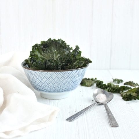 Sea Salt Baked Kale Chips are the best way to snack througout the day / grab this healthy recipe at mysweetzepol.com