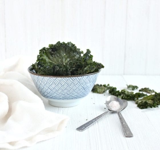 Sea Salt Baked Kale Chips are the best way to snack througout the day / grab this healthy recipe at mysweetzepol.com