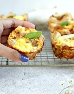 Chorizo, sausage and caramelized onion mini quiche. The perfect grab and go breakfast for back to school season. #BachToSchoolTreats made by My Sweet Zepol