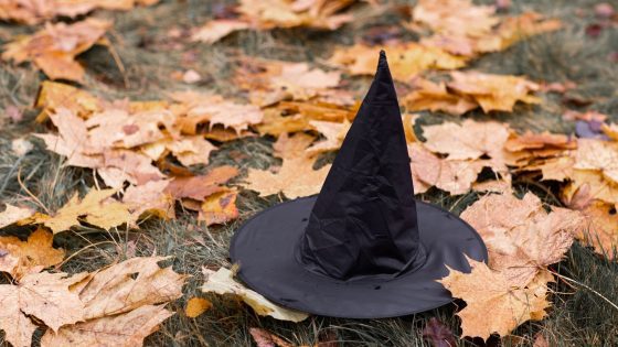 Fun-Halloween-Games-For-Kids-whitch-hat-toss-game-My-Sweet-Zepol