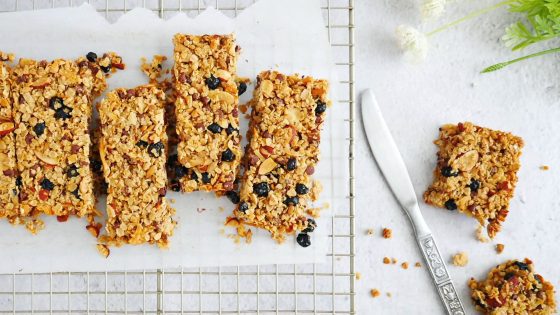 Homemade Granola Bars Recipe / Blueberry Chocolate Granola Bars / by My Sweet Zepol / food blog